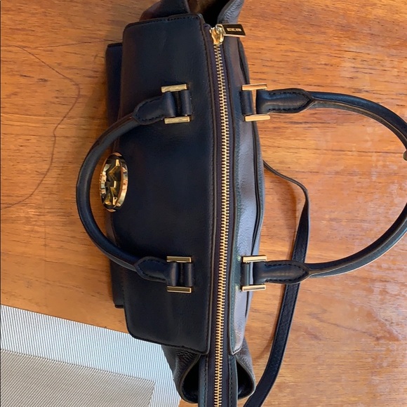 Michael Kors navy handbag with shoulder strap - Picture 8 of 8